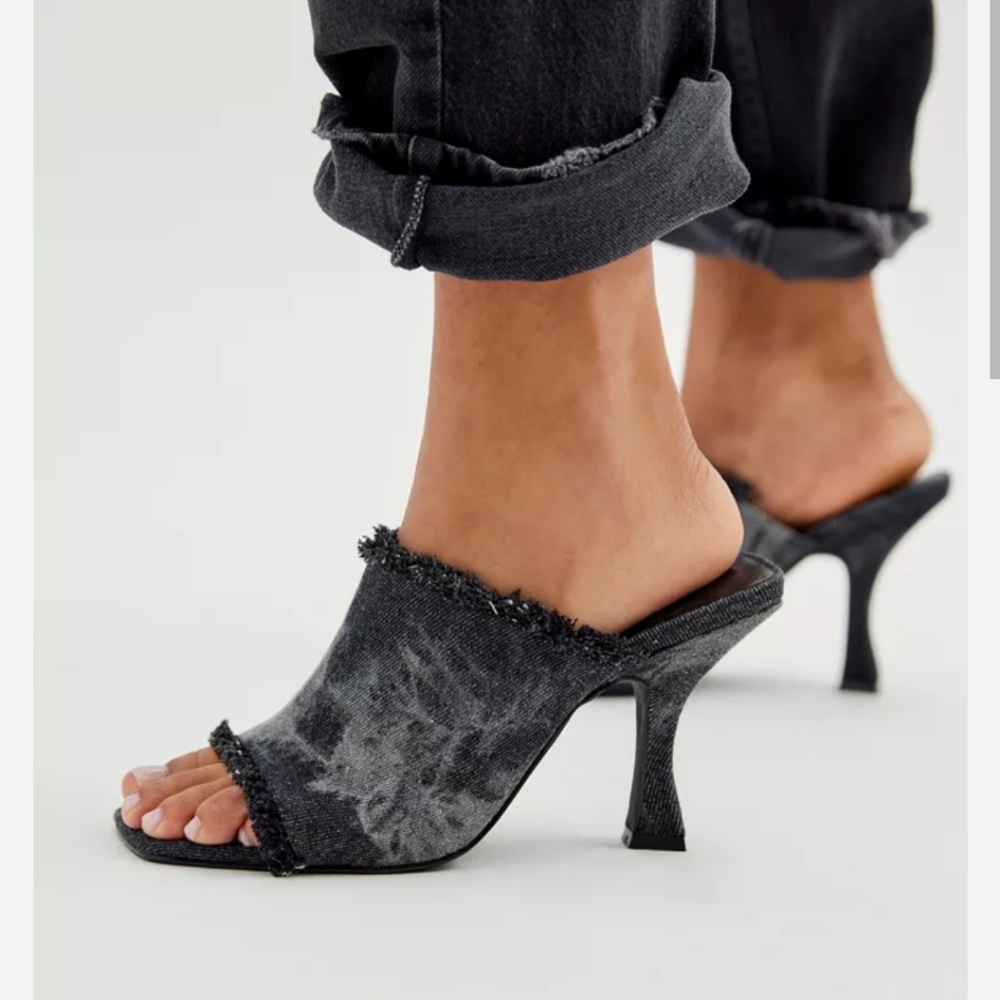 *NWT* Urban Outfitters Zoey Mule